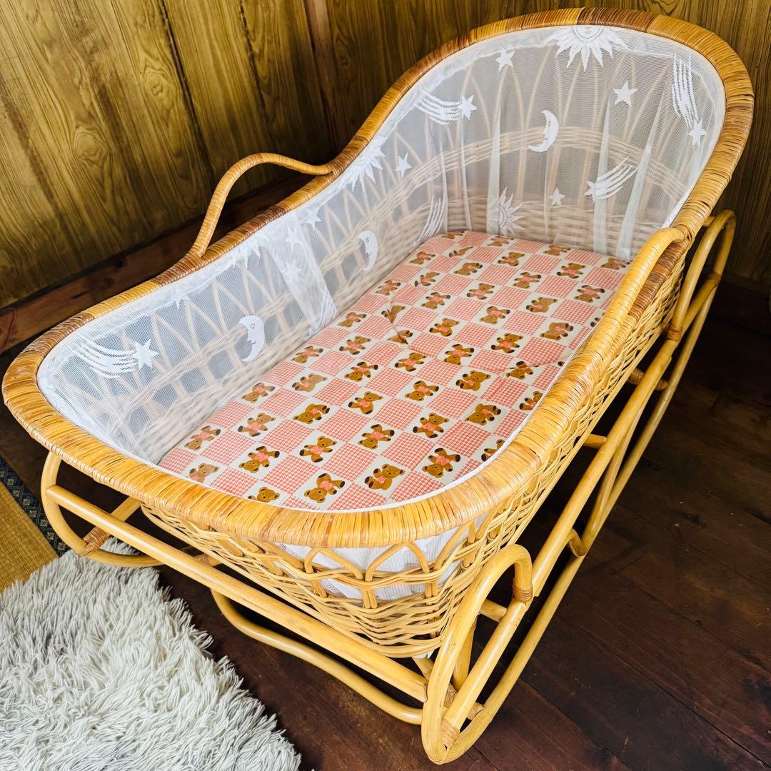 ラタン　籐　レース　ベビーベッド　ベビー家具　キャスター付き　　防水マット付き ラタン 籐 レース ベビーベッド ベビー家具 キャスター付き 防水マット付き