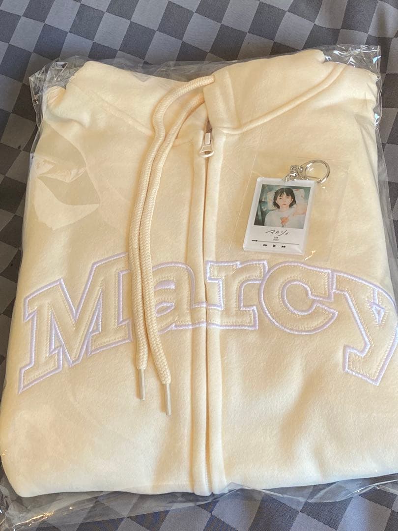 マルシィ 刺繍アップリケ フルジップパーカー アクリルキーホルダー付き マルシィ 刺繍アップリケ フルジップパーカー アクリルキーホルダー