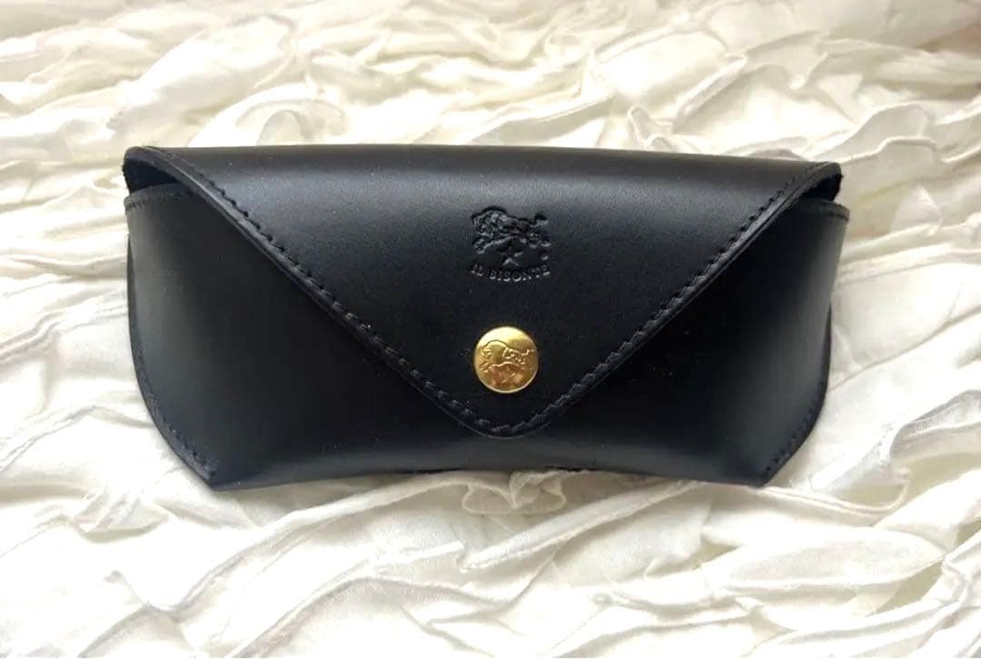 【美品】【50％OFF】IL BISONTE メガネケース 黒 本革 イタリア製 IL BISONTE（イルビゾンテ） メガネケース レザーフラップ眼鏡ケース