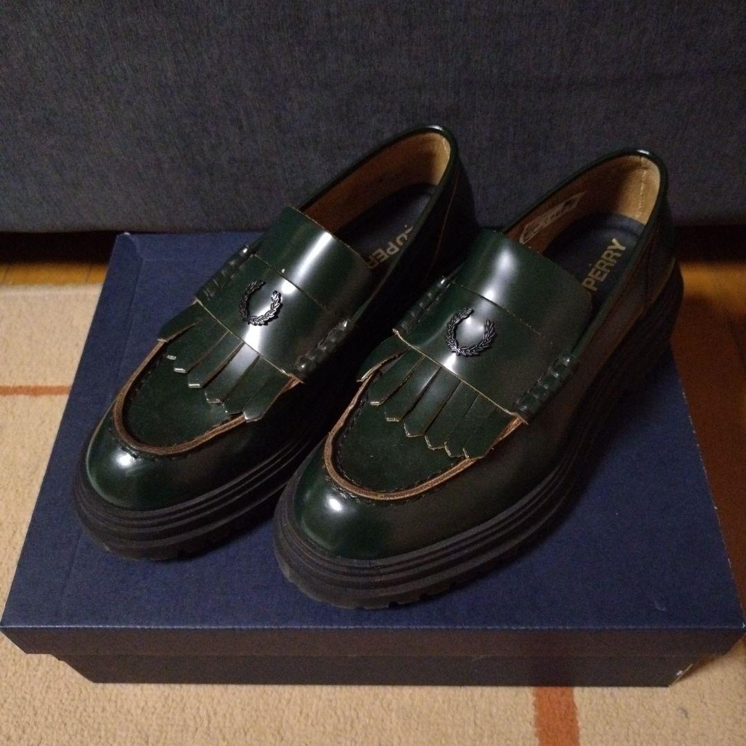 FRED PERRY グリーン フリンジ付きローファー - メルカリ