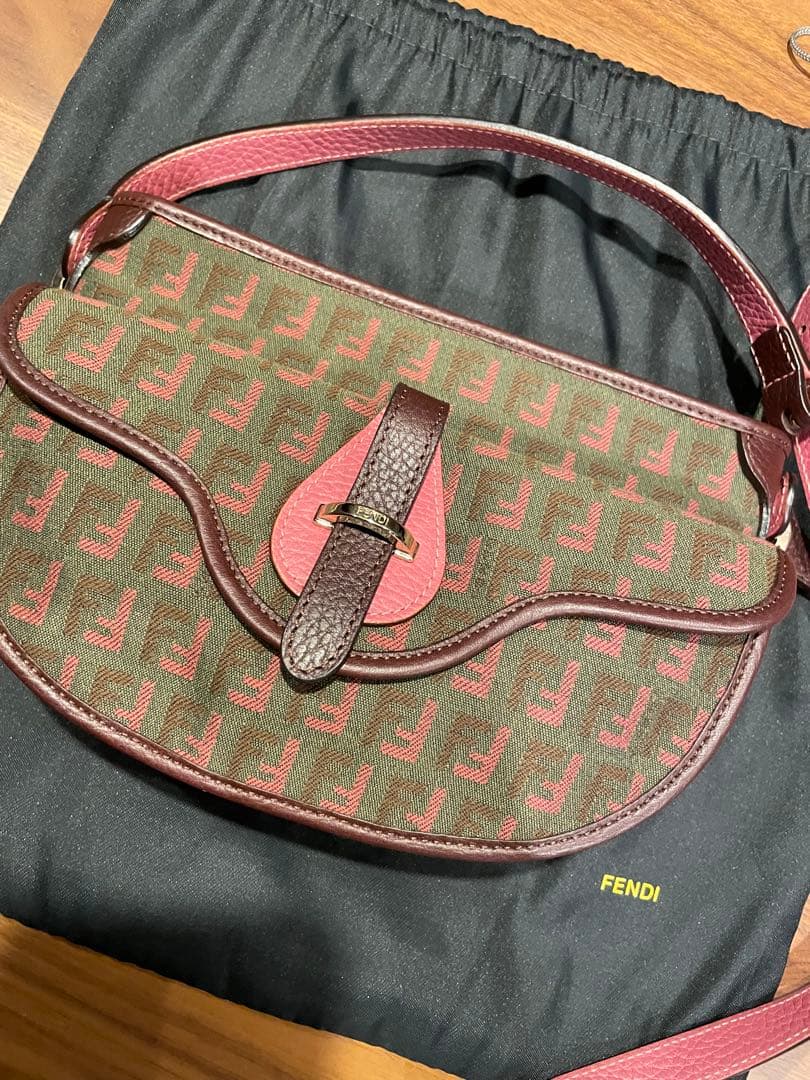 美品 FENDI ショルダーバッグ ロゴ ワインレッド - メルカリ