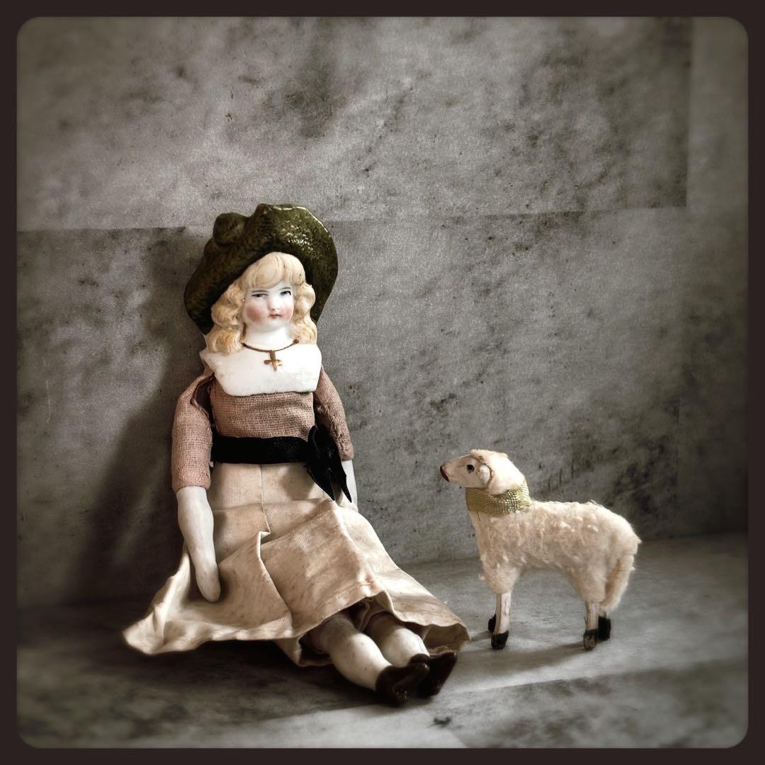 レアアンティーク ヘルトヴィッヒ 緑の帽子のパリアンドール ビスクドール