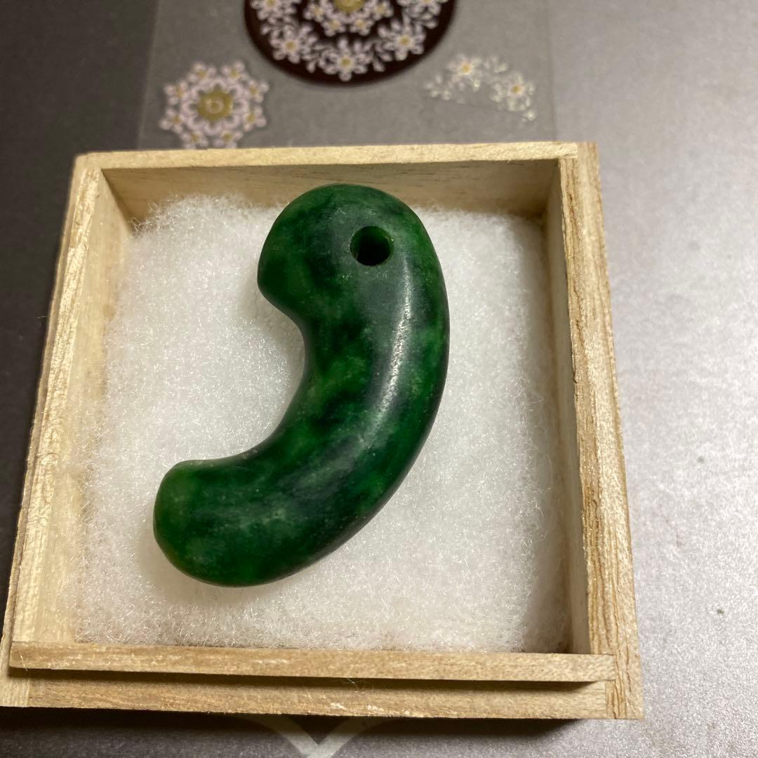 古墳期　強い呪術性を纏う《この字勾玉》— 明るい濃淡翠色斑文を宿すローカン質翡翠