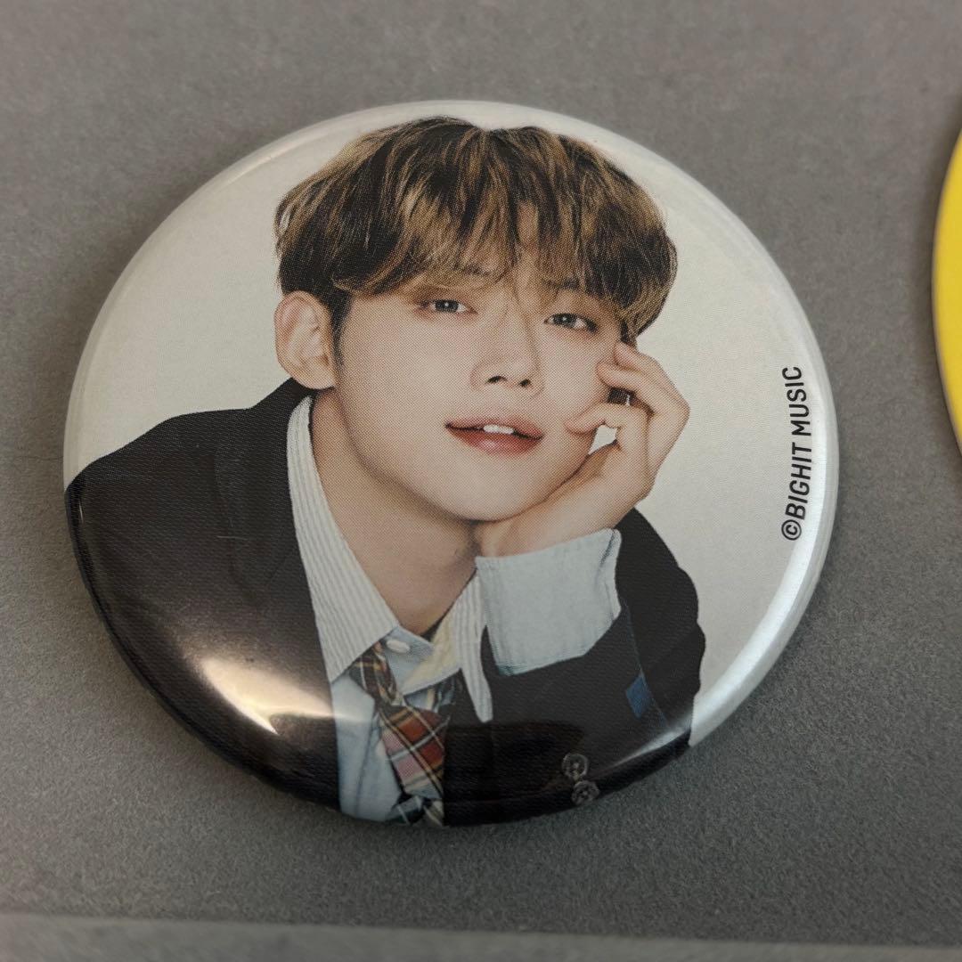 TXT ヨンジュン カフェ 缶バッジ コースター - メルカリ