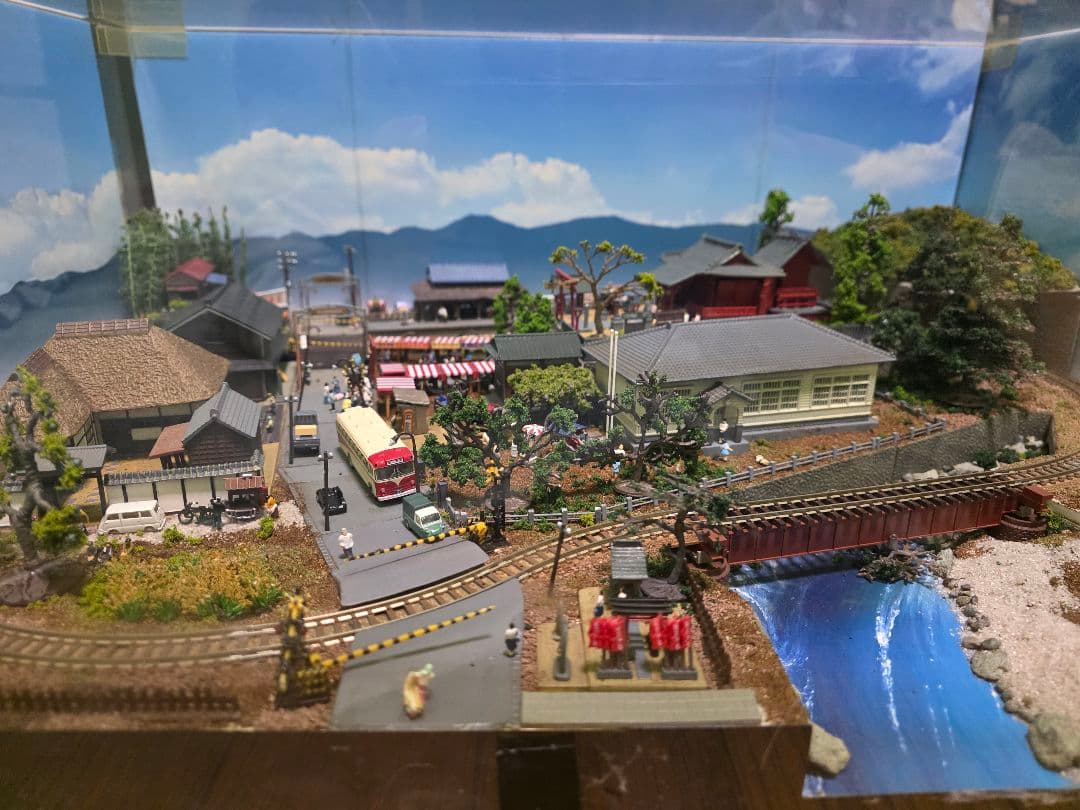 最終大幅値下げ開催中！Nゲージ鉄道模型 風景再現付き 2025年11月10日発行B｜新製品情報ポスター｜Nゲージ鉄道模型のグリーン