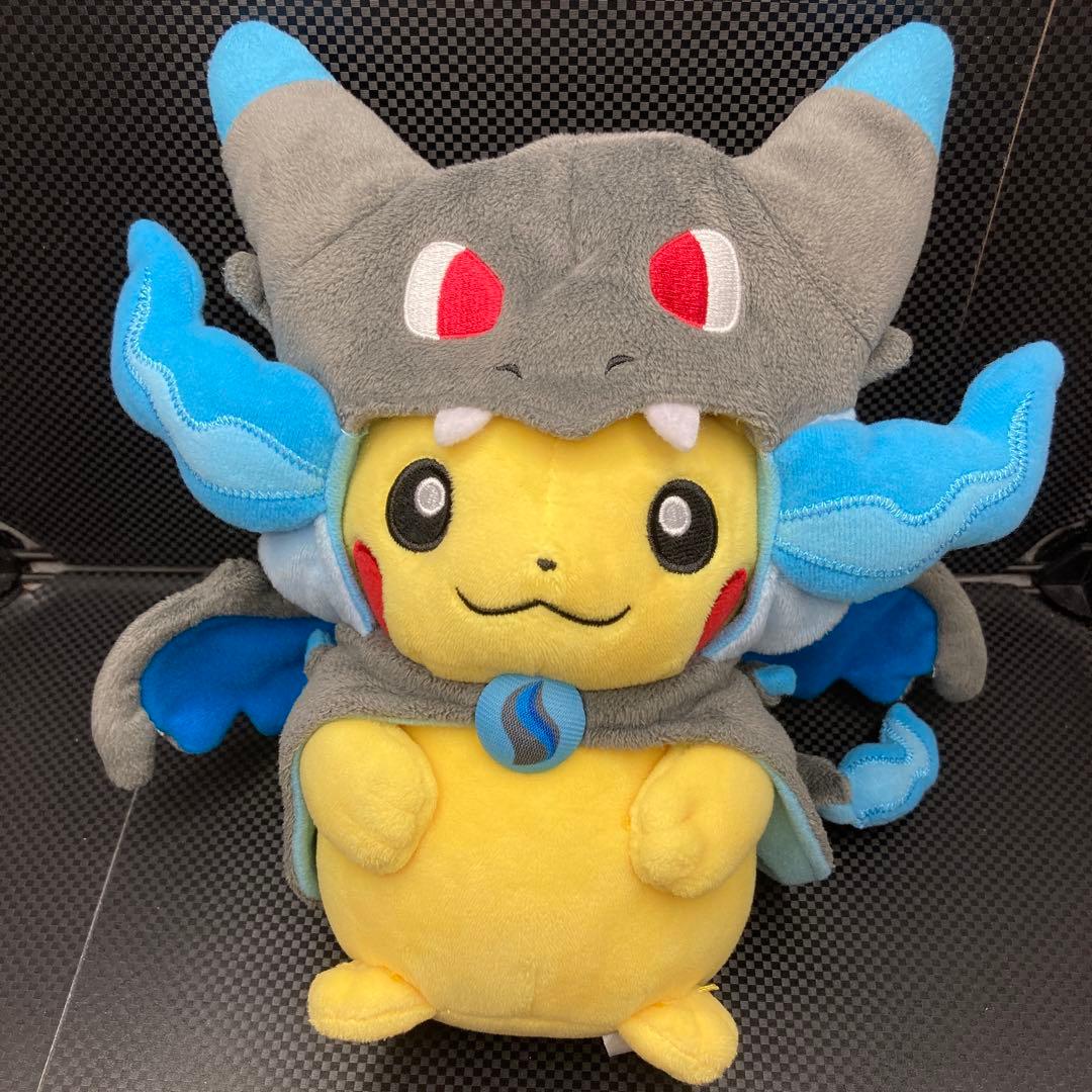 ポケモン メガリザードンXのポンチョを着たピカチュウ ぬいぐるみ