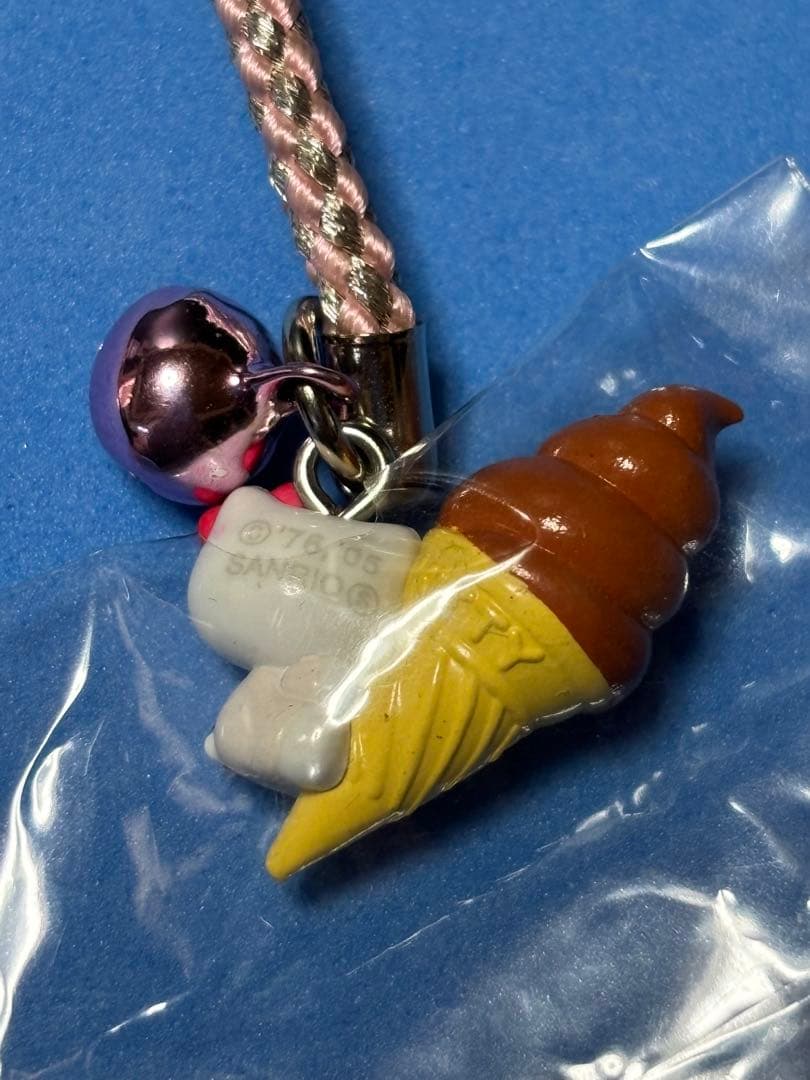 ご当地キティ ソフトクリーム ドーナツ 根付け 3点セット - メルカリ