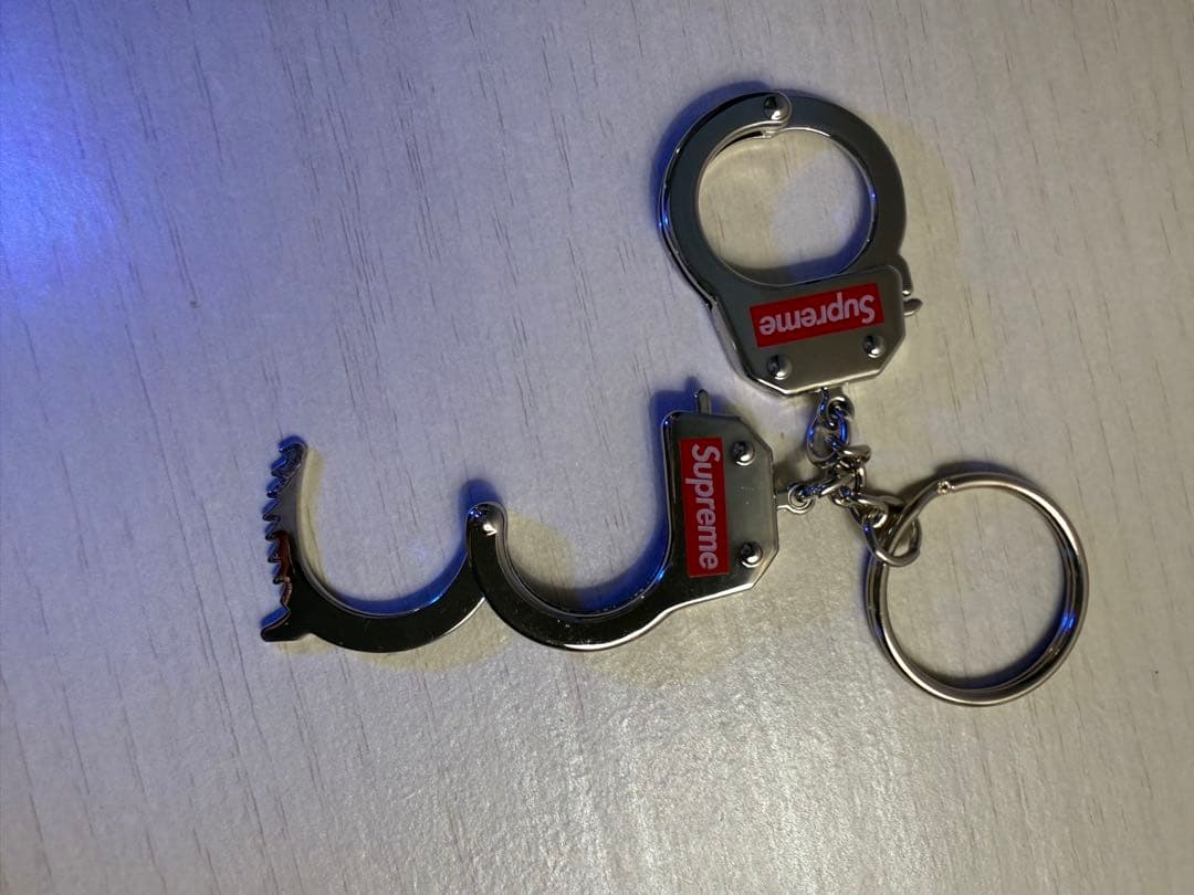 Supreme Handcuffs Keychainキーホルダー - メルカリ