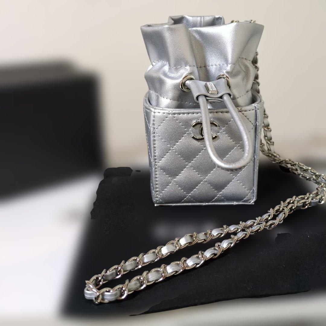 シルバーキルティングショルダーバックノベルティ 楽天市場】キルティングショルダートートバッグ ホワイト/ブラック