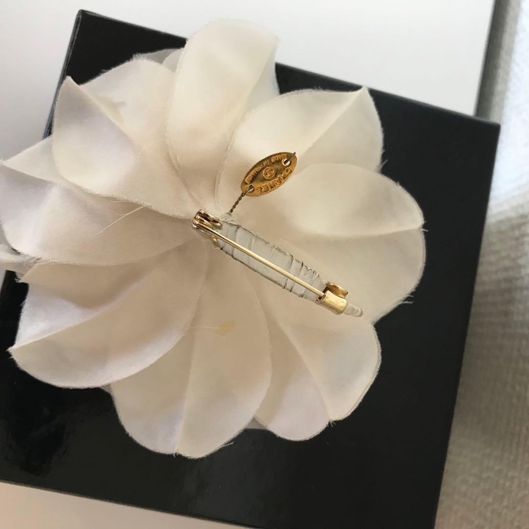 CHANEL カメリア ブローチ コサージュ 箱付の通販はau PAY マーケット