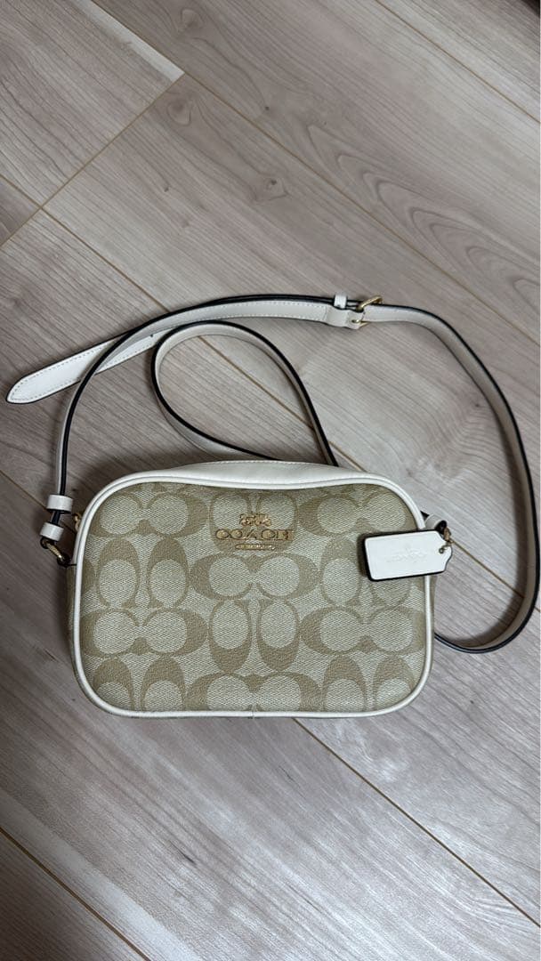 Coach ショルダーバッグ ベージュ/ホワイト - メルカリ