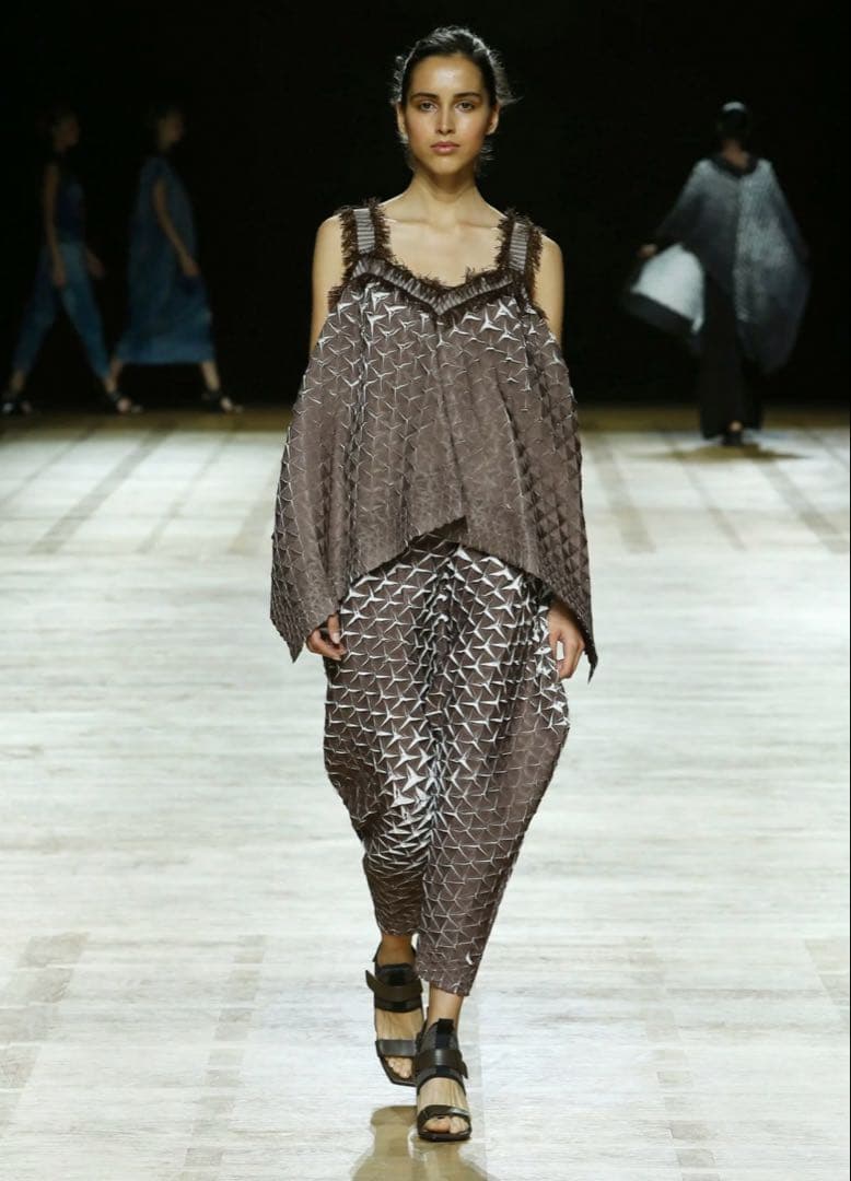 イッセミヤケ ピンクパープル フリル付きキャミソール