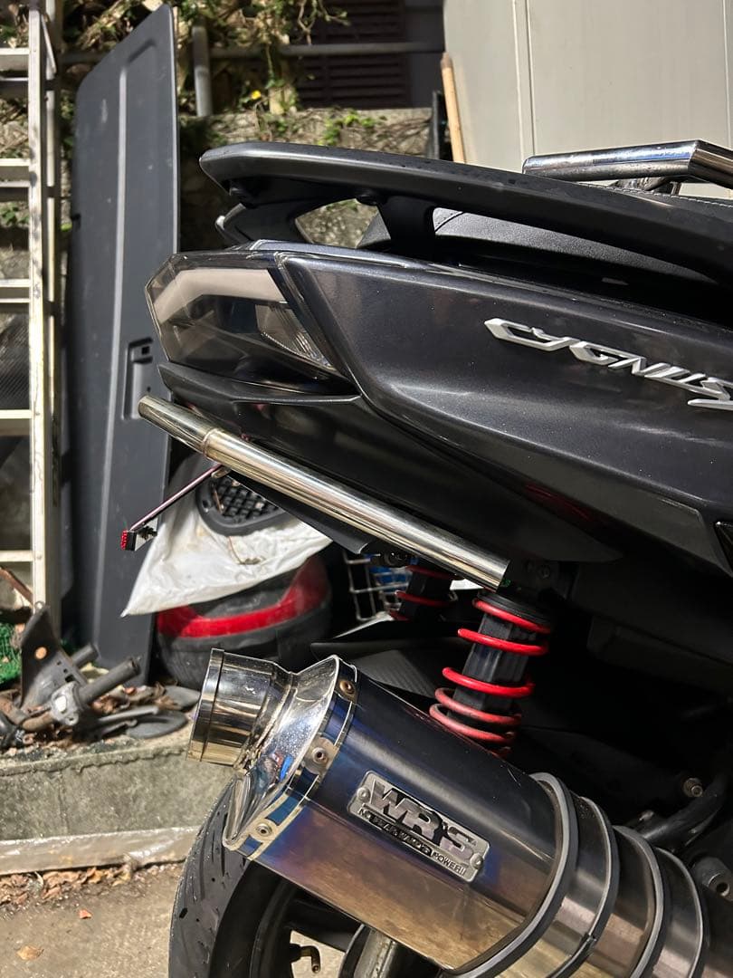 シグナスX 4型 ワンオフテールアンダーバーナンバーステーリアビュー