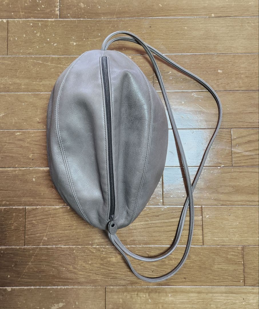 ヨーガンレール ラグビーボールショルダーバッグ グレージュ - メルカリ