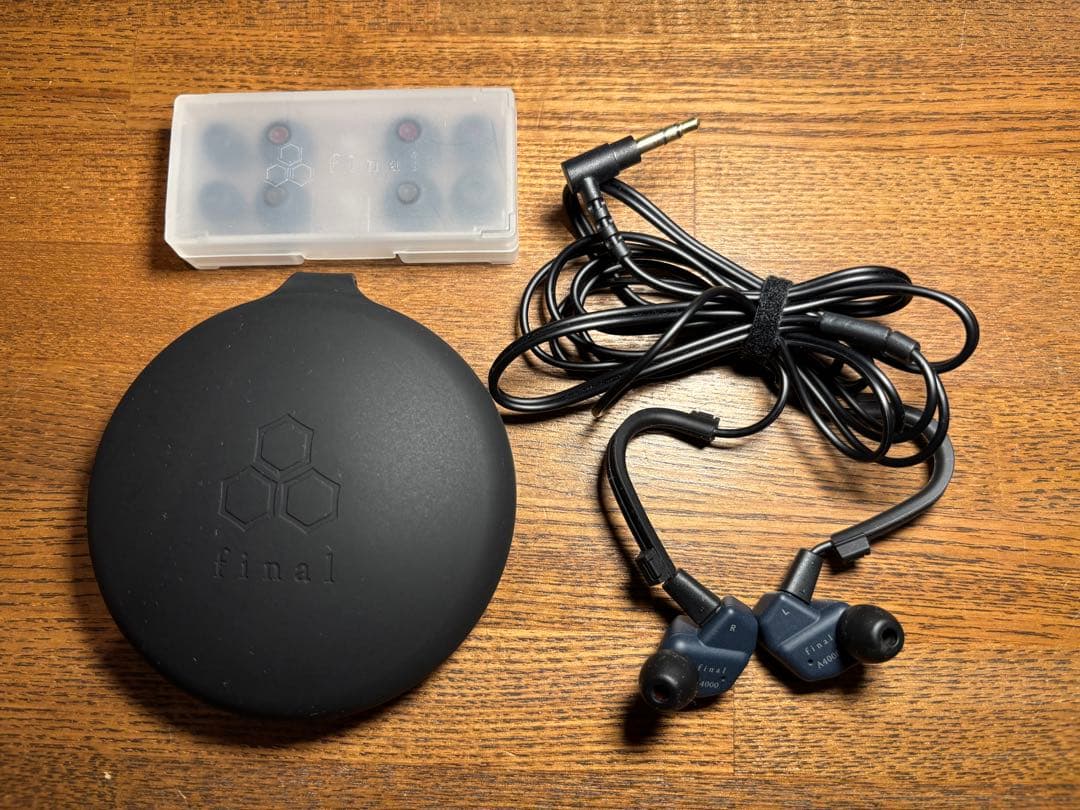 final A4000 有線イヤホン ケース付き - メルカリ