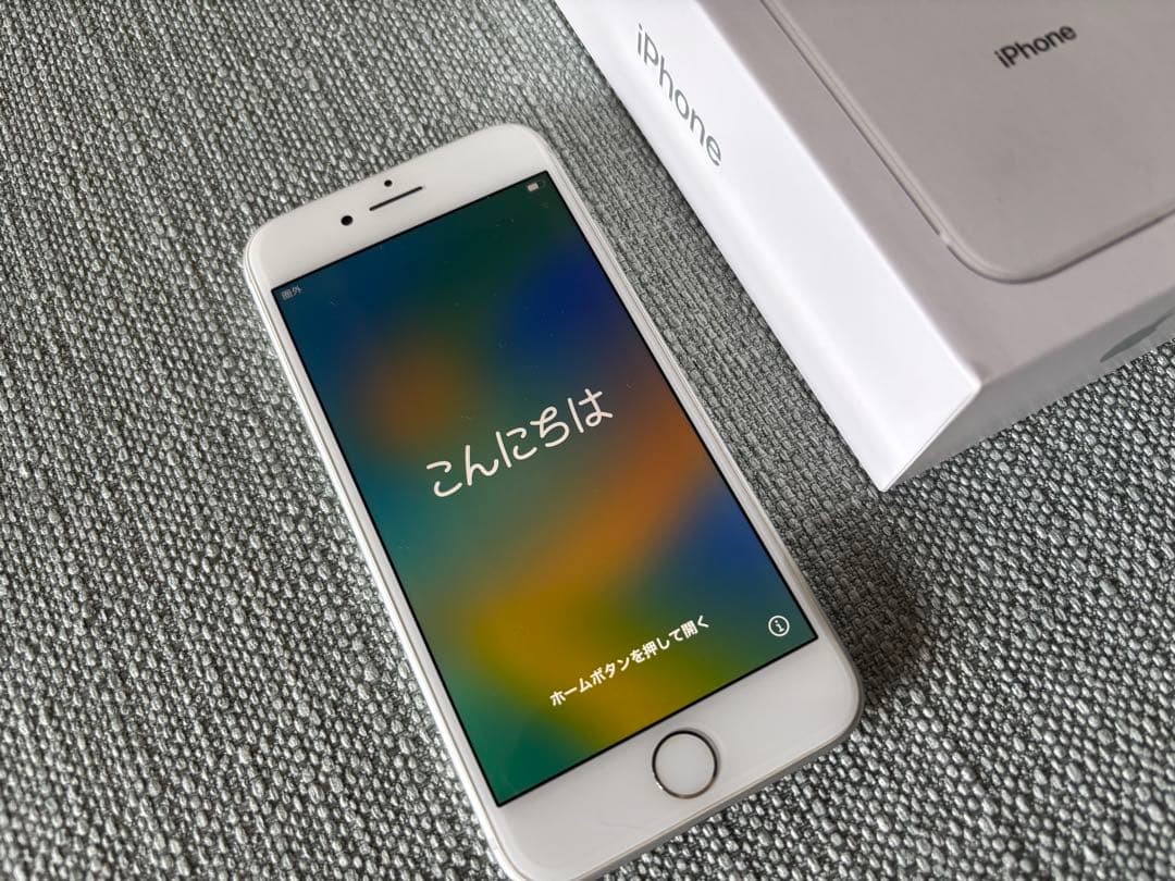 美品 iPhone8 アイフォン8 シルバー 64GB SIMフリー 純正BOXの通販はau