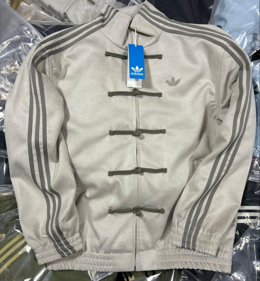 アディダス 中国限定 蛇年トラックジャケットホワイトLサイズ” アディダスの中国限定可愛すぎる最近毎日着たいかも✨ 🥼蛇年中国限定