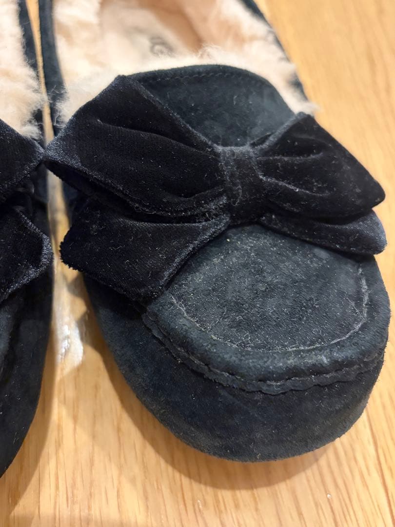 UGG 黒 モカシン リボン付き - メルカリ