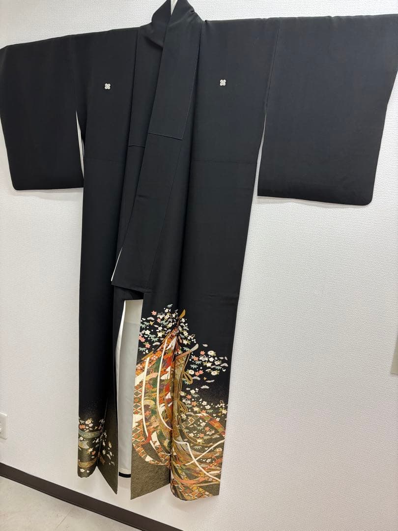 正絹 黒留袖 五つ紋 比翼仕立て 金彩 豪華裾模様 - メルカリ
