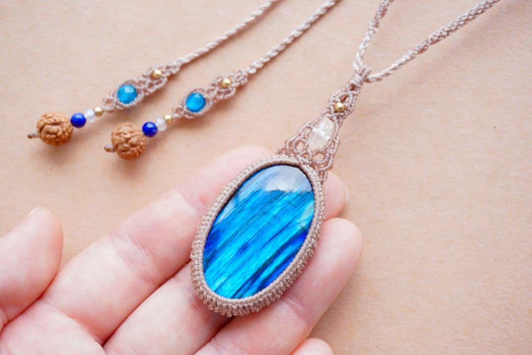 《鮮烈な青》ラブラドライト　レインボームーンストーン　マクラメ　ネックレス