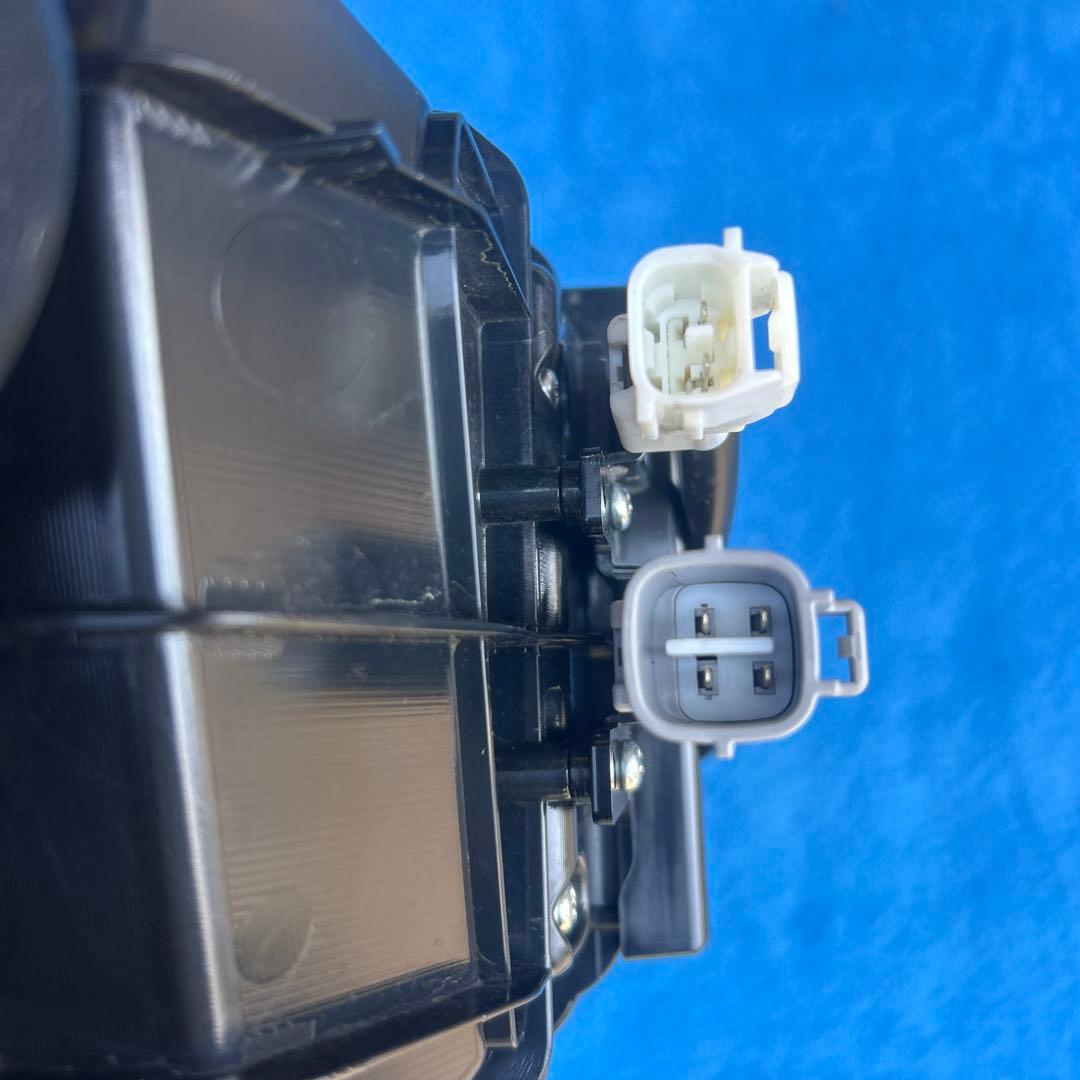 小糸LEDテールランプ 3連 新車外し 右のみ ノーマルターン - メルカリ