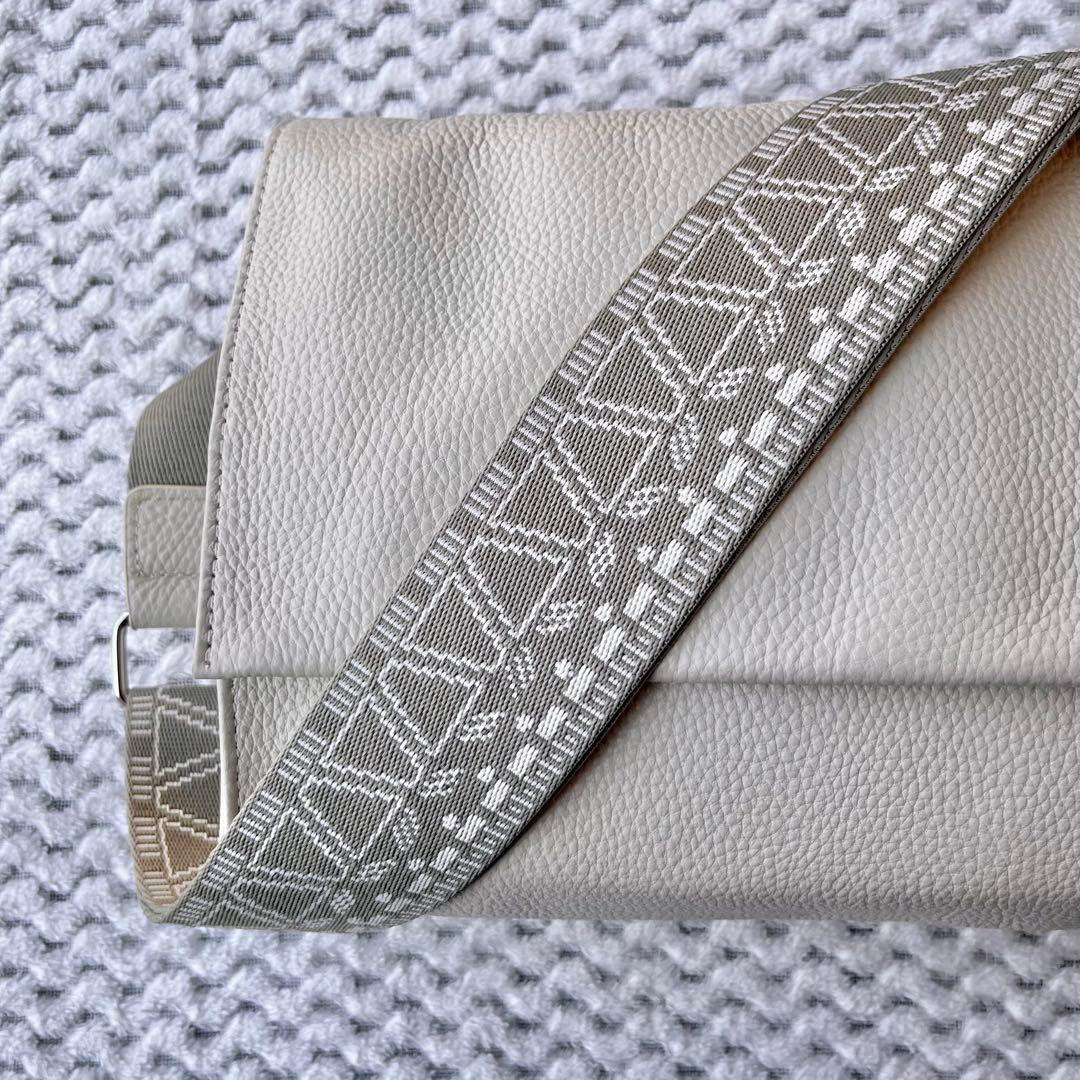 【美品】販売終了品 イアパピヨネ 《本革》柄ワイドテープショルダーバッグ