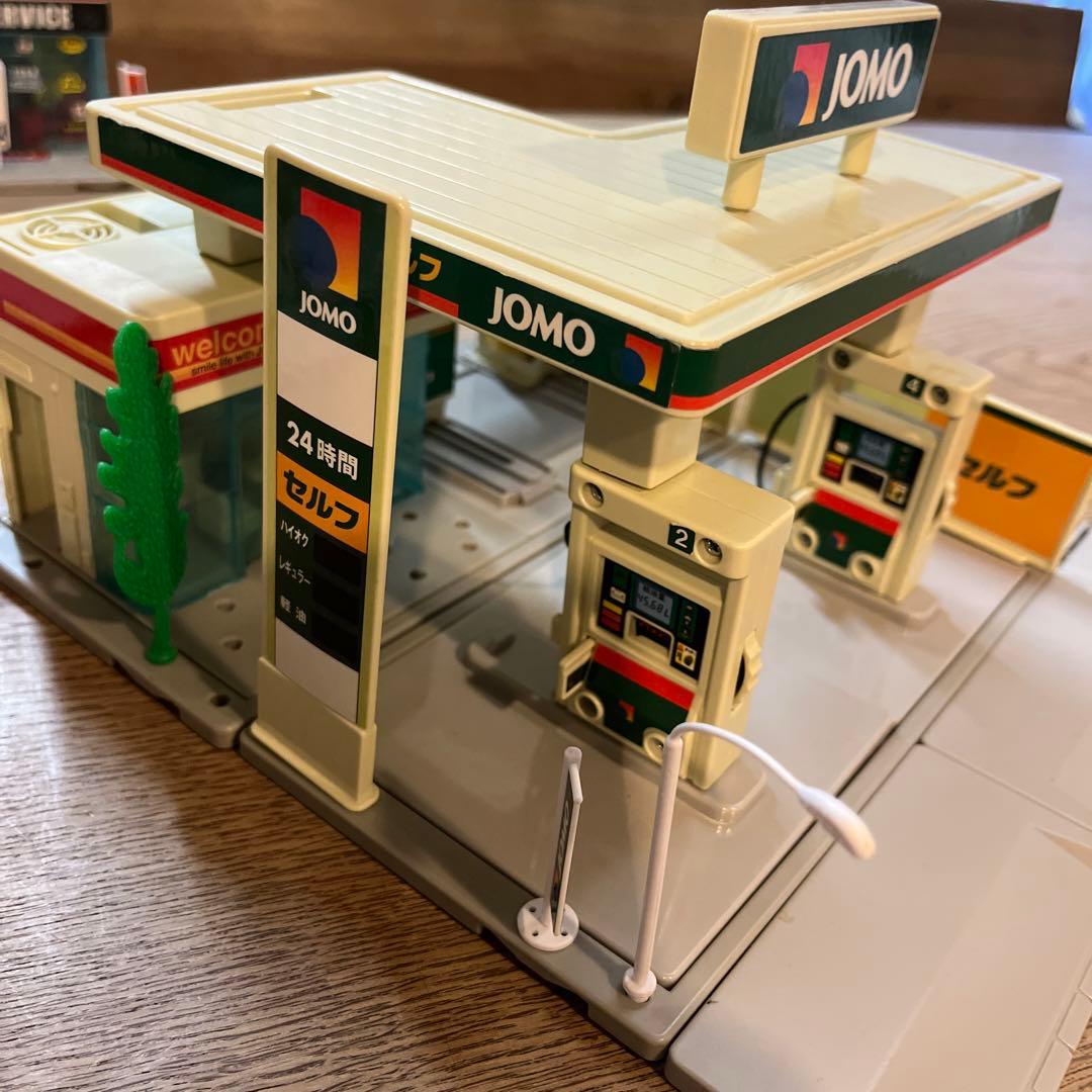 トミカタウン ガソリンスタンドJOMO トミカ建設カーサービス駐車場