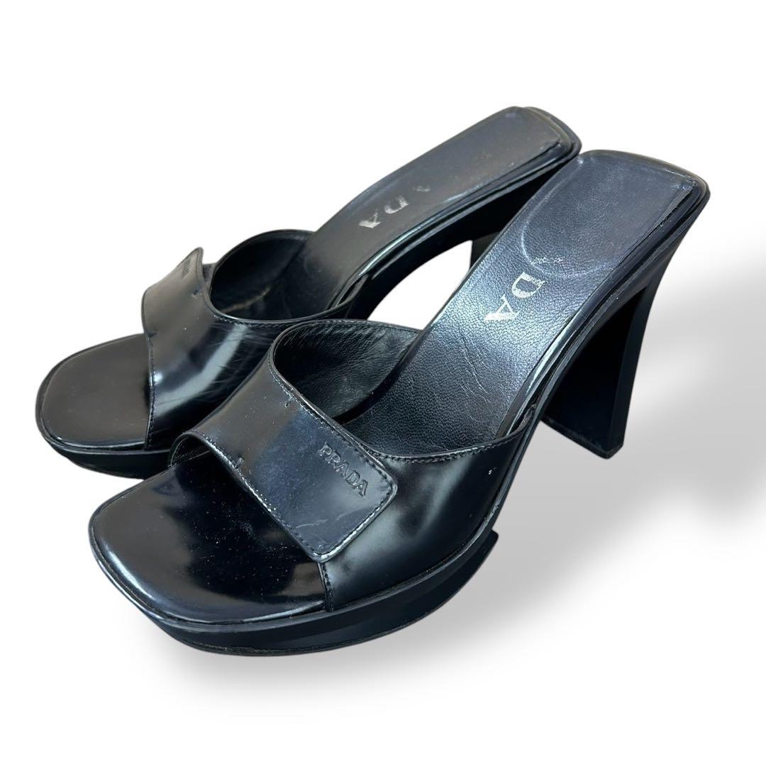 PRADA パテントレザー　ロゴ型押し　ハイヒール　サンダル　黒　22cm相当 PRADA プラダ パテントレザー ヒールサンダル 黒 36 - メルカリ