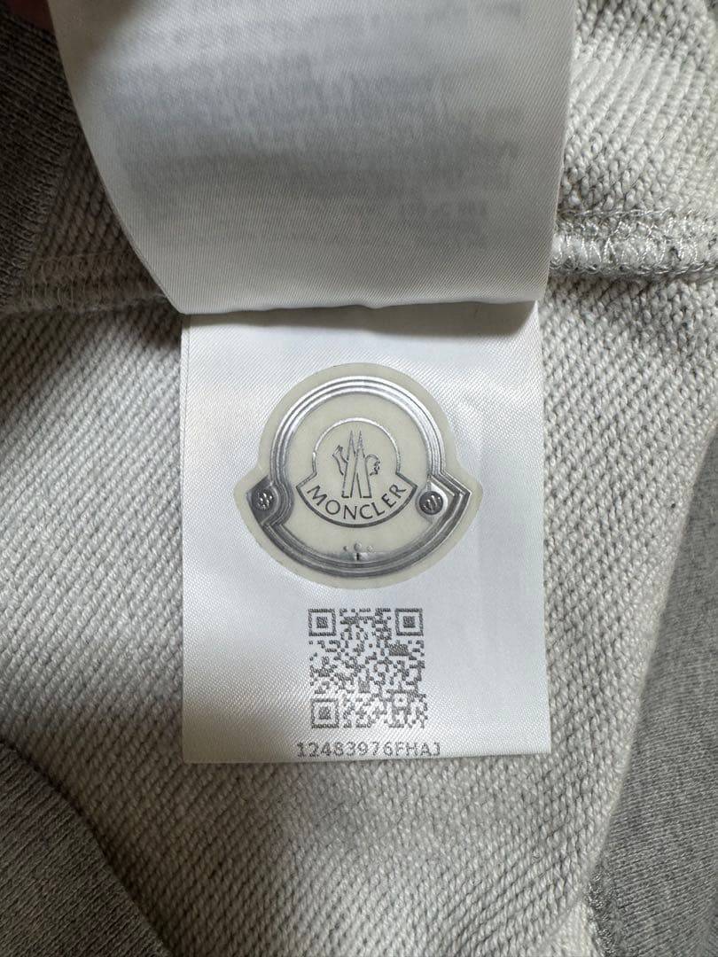 MONCLER スマイリーロゴ グレー トレーナー 商品詳細シンプルで上品な