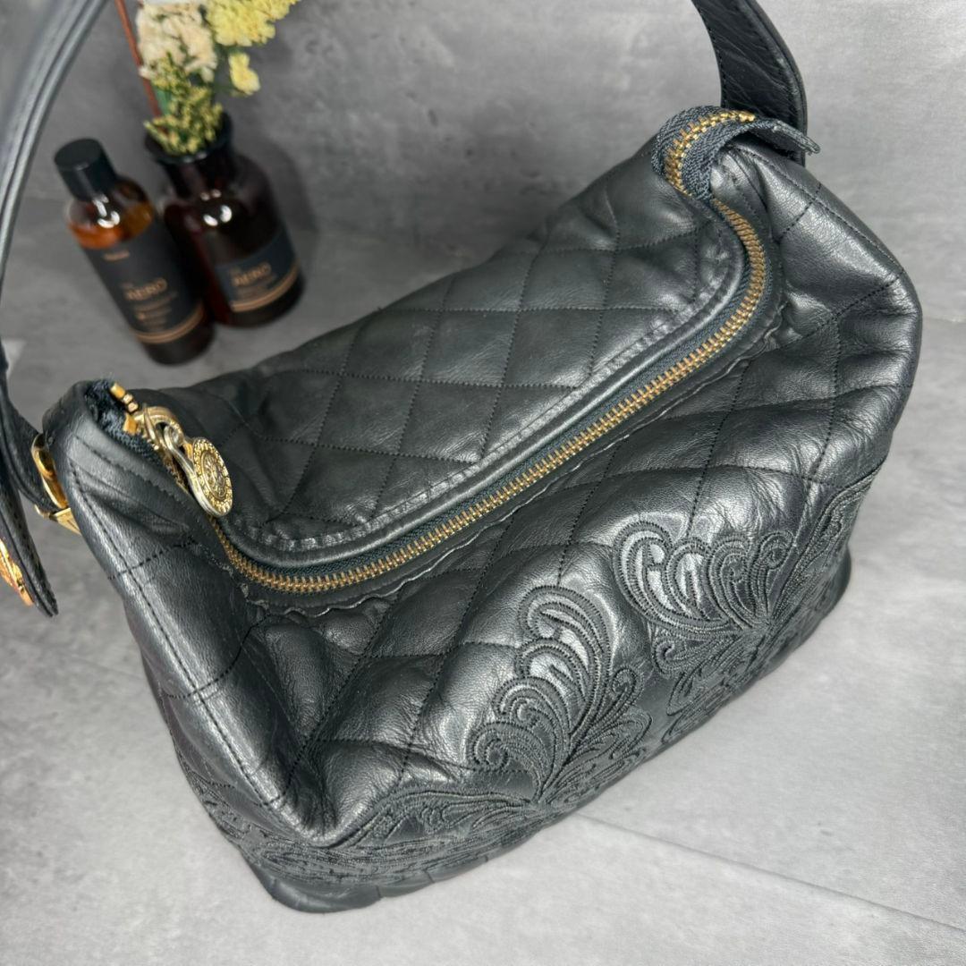 ジャンニヴェルサーチ サンバースト 刺繍 キルティング バニティバッグ