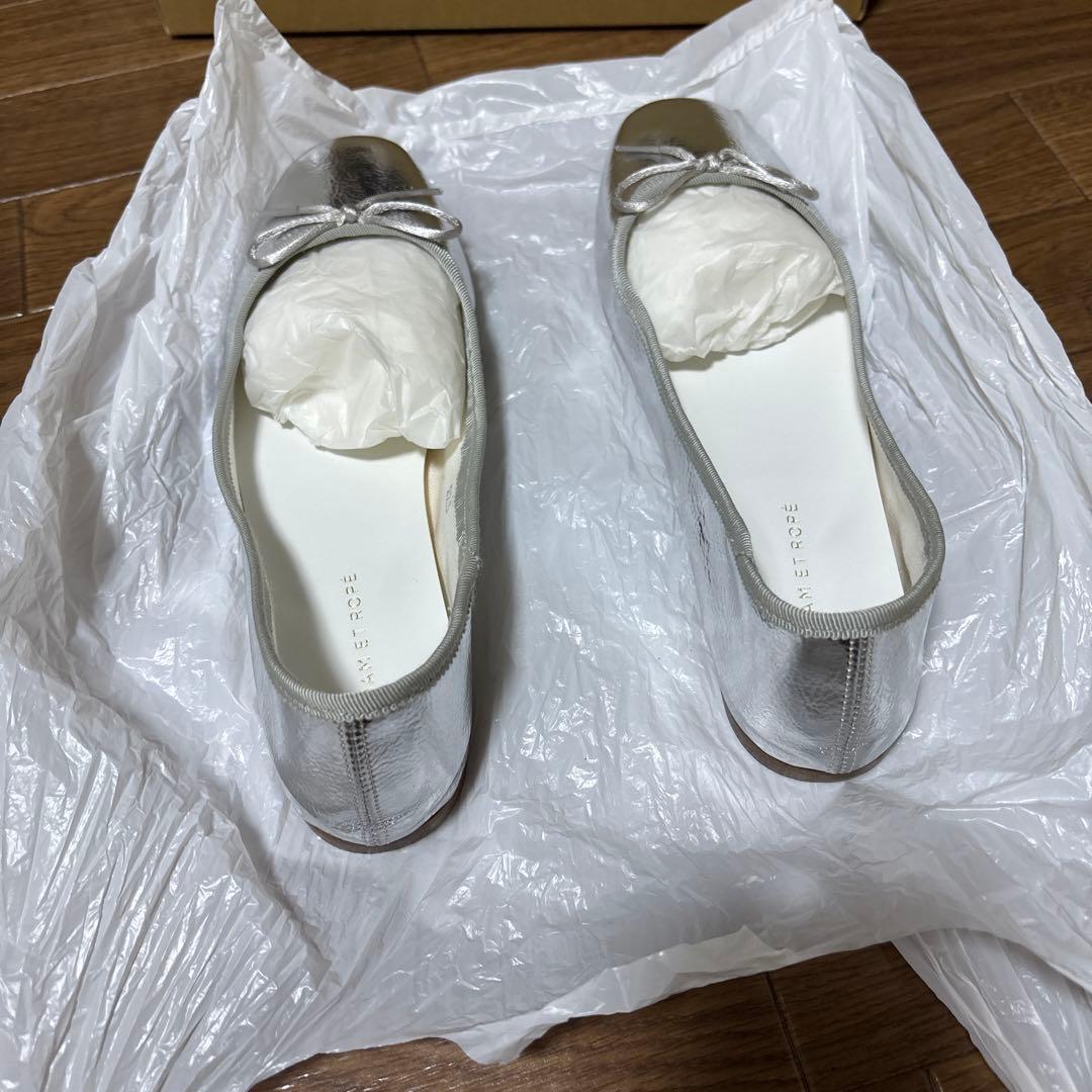 ADAM ET ROPÉ シルバー フラットシューズ 22.5cm 新品