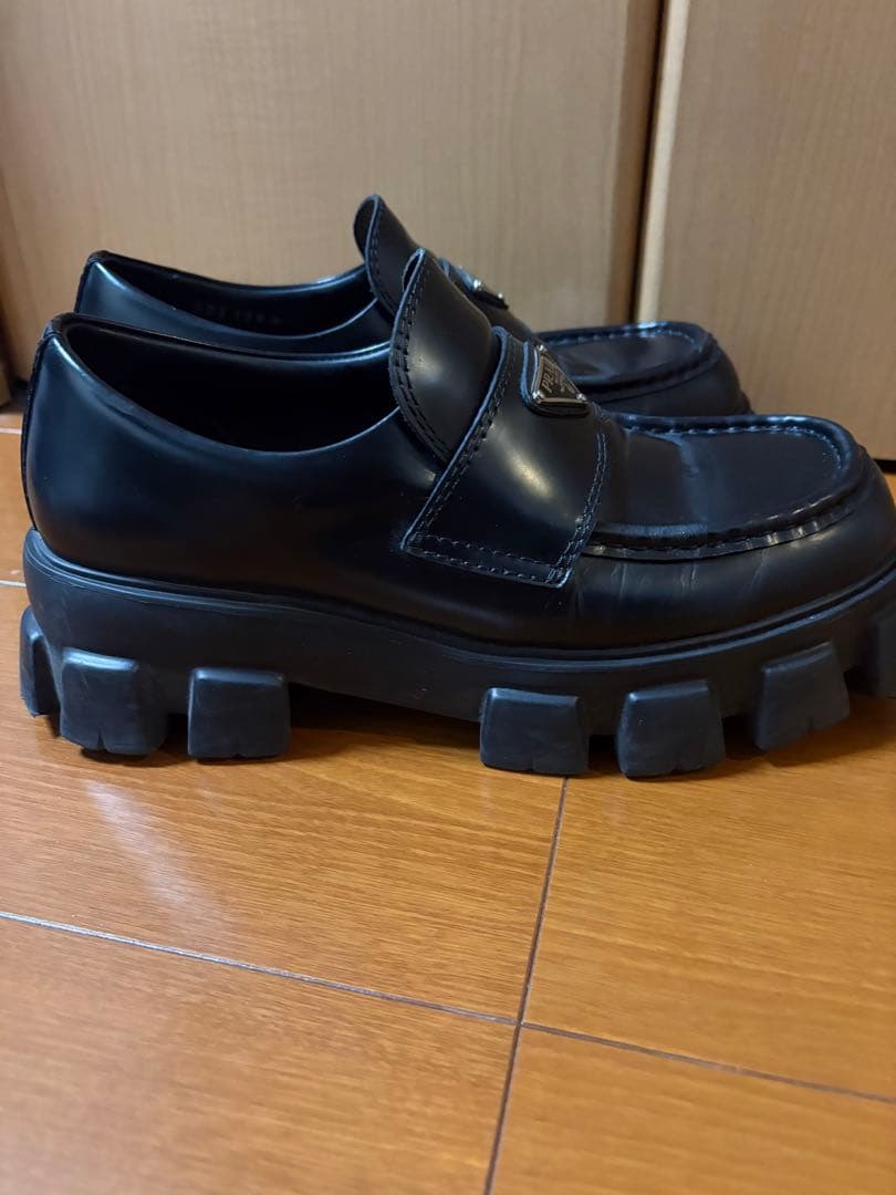 PRADA モノリス ブラッシュドレザー ローファー サイズ8 2DE129 - メルカリ