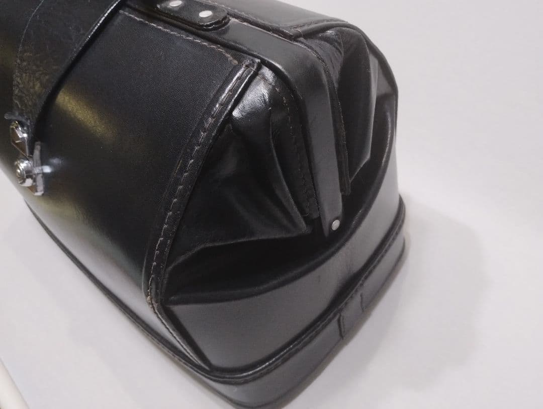 ドクターバッグ　ダレスバッグ　年代もののアンティークバッグ（再掲） 本革 ドクターバッグ リアルレザー ダレスバッグ 口枠 大きく開く 牛革