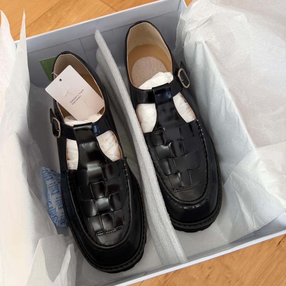 つま先踊る、大人の相棒」こだわりソールのTストラップシューズ - メルカリ