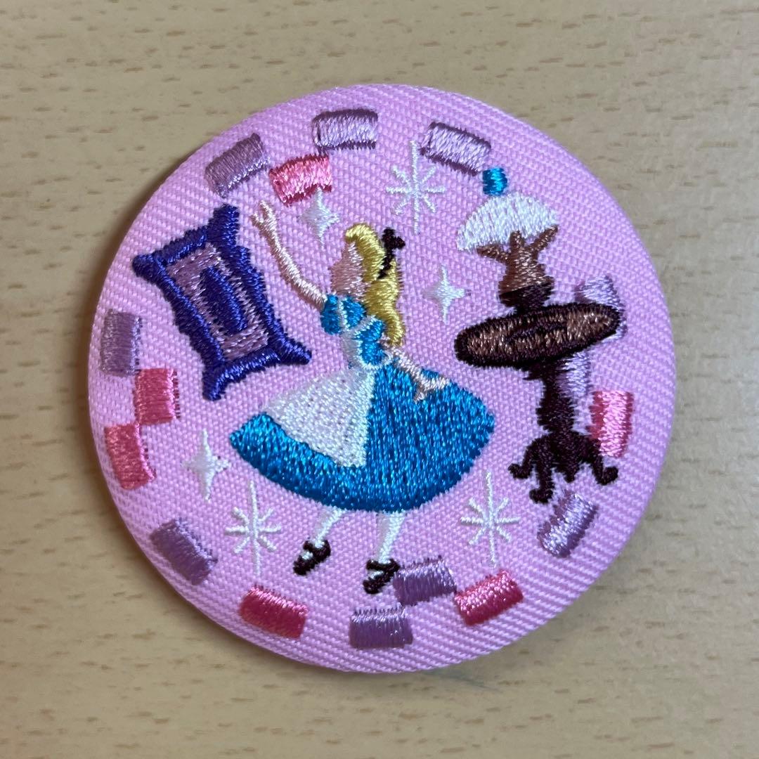 ディズニー刺繍缶バッジ アリス - メルカリ