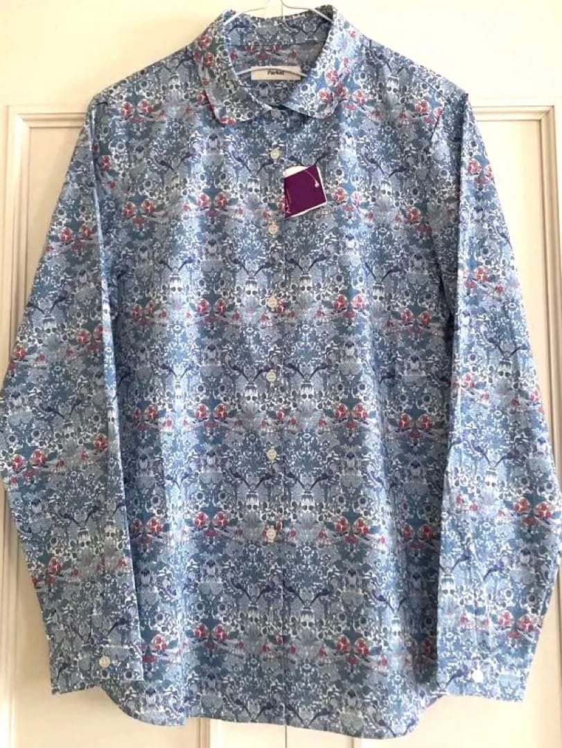 新品！Parkes 人気のリバティ　いちご泥棒　長袖のちび襟シャツ　ブルー系 LIBERTY（リバティ）｜イノブンオンラインショップ