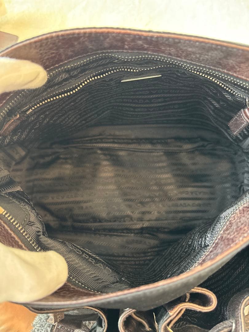 プラダ ショルダーバッグ メッセンジャーバッグ 大容量エンボスロゴ 鞄
