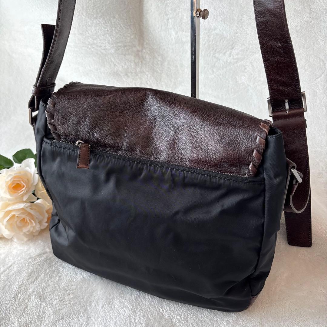 プラダ ショルダーバッグ メッセンジャーバッグ 大容量エンボスロゴ 鞄