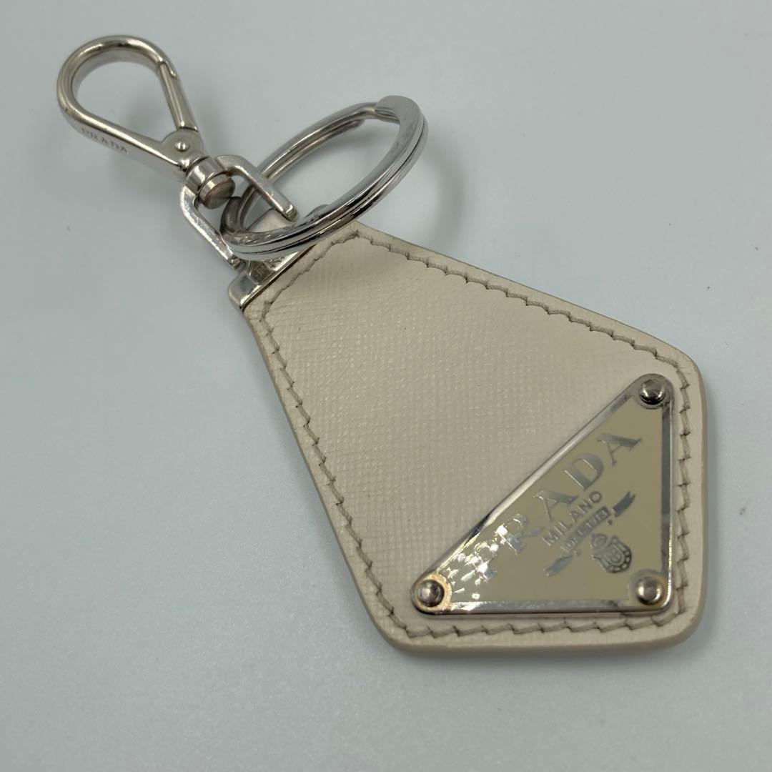 美品】プラダ キーリング キーホルダー 三角ロゴ ホワイト レザー 楽天市場】PRADA プラダ キーリング三角ロゴプレートタグ キーホルダー