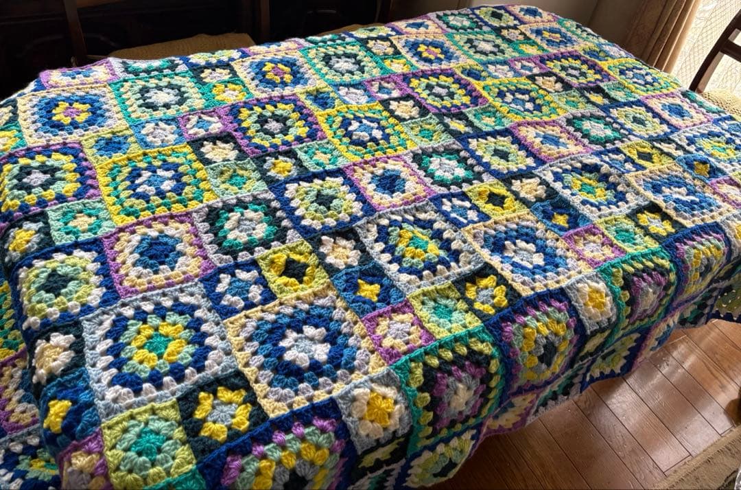 ハンドメイド✳︎大判✳︎グラニースクエア✳︎ブランケット✳︎マルチカバー ハンドメイド かぎ針編み グラニースクエア ブランケット ひざ掛け