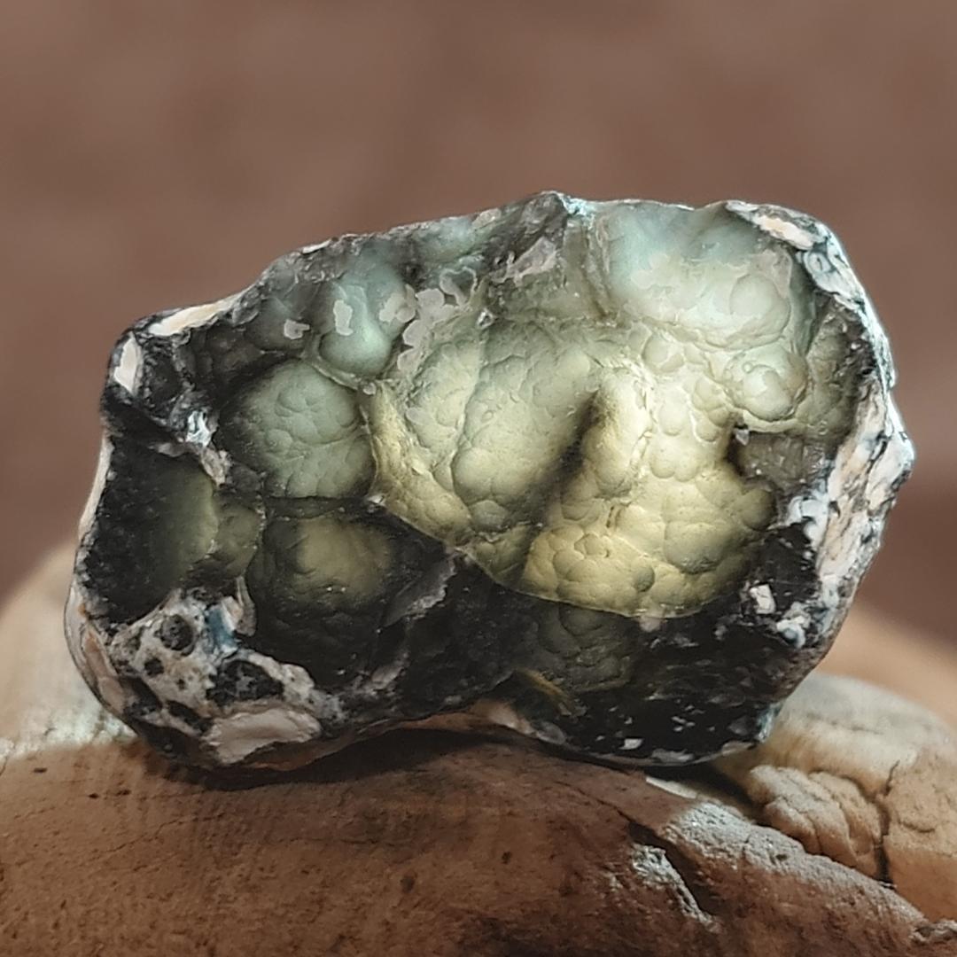 匿名配送No8154レア！透過する抜け仏頭の黒玉髄 原石 茨城海岸産