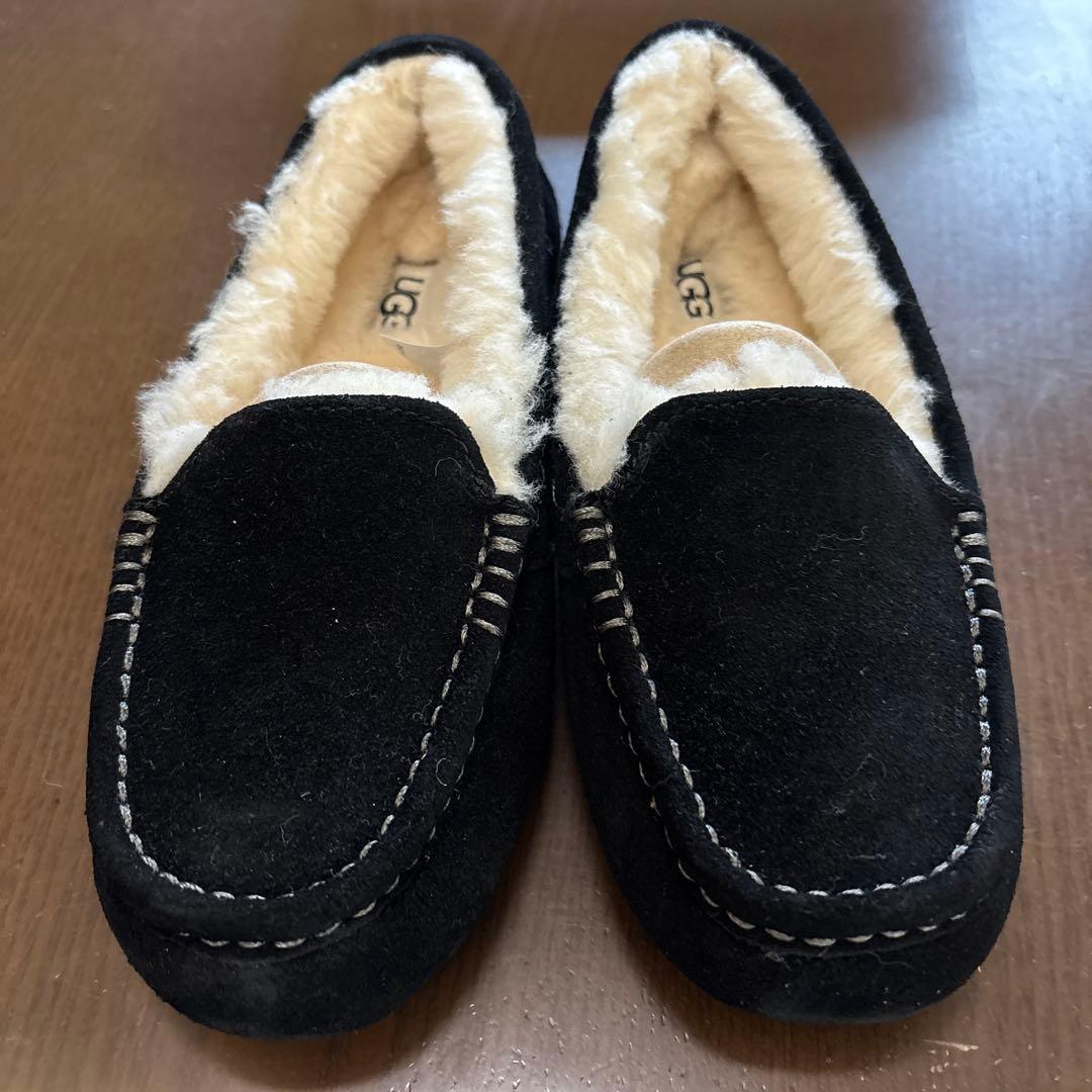 UGG ブラック モカシン シープスキン レザーのアッパー×シープスキンのスピルシームの組み合わせが新しい
