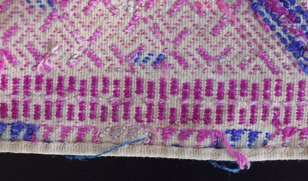 艶のある紫で卍・雷紋などを描く、中国チワン族の2