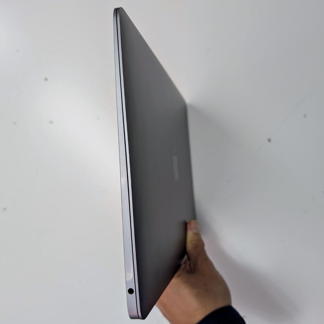 ジャンク品MacBook Air (M1, 2020) A2337 - 画面破損