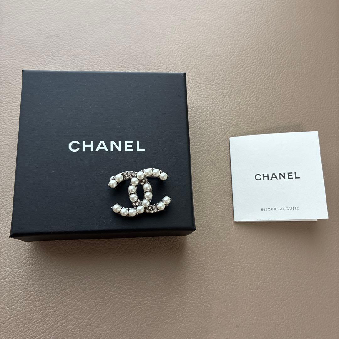 シャネル CHANEL ブローチ ココマーク シルバーxホワイト B21A