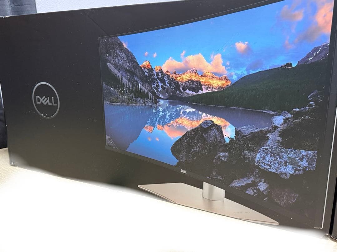 DELL カーブ型ディスプレイ 本体 デル、IPS Blackパネルを採用した大画面52型6K曲面ディスプレイ