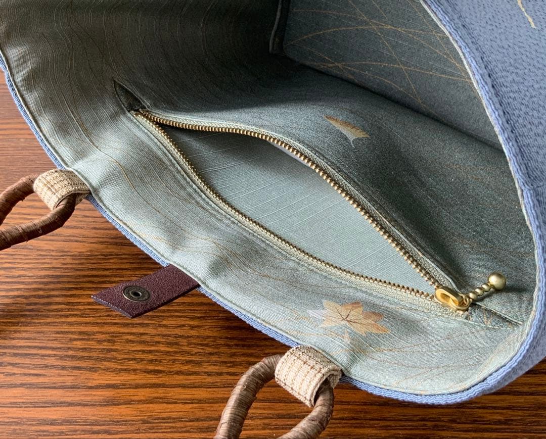 鬼しぼ縮緬 薄縹色に手描きの葉文 リメイク 胡桃皮ハンドルバッグ 浅型