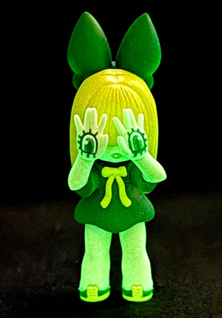 GRAPE BRAIN 手の目少女 にぎるちゃん シークレット GID 蓄光 - メルカリ