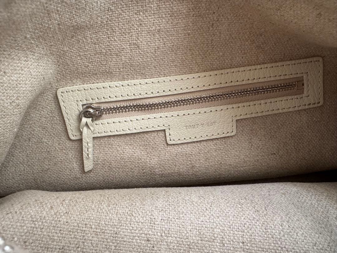 TOUT Y EST トゥティエ ◯ カノ トワル スモールバッグ 韓国 - メルカリ