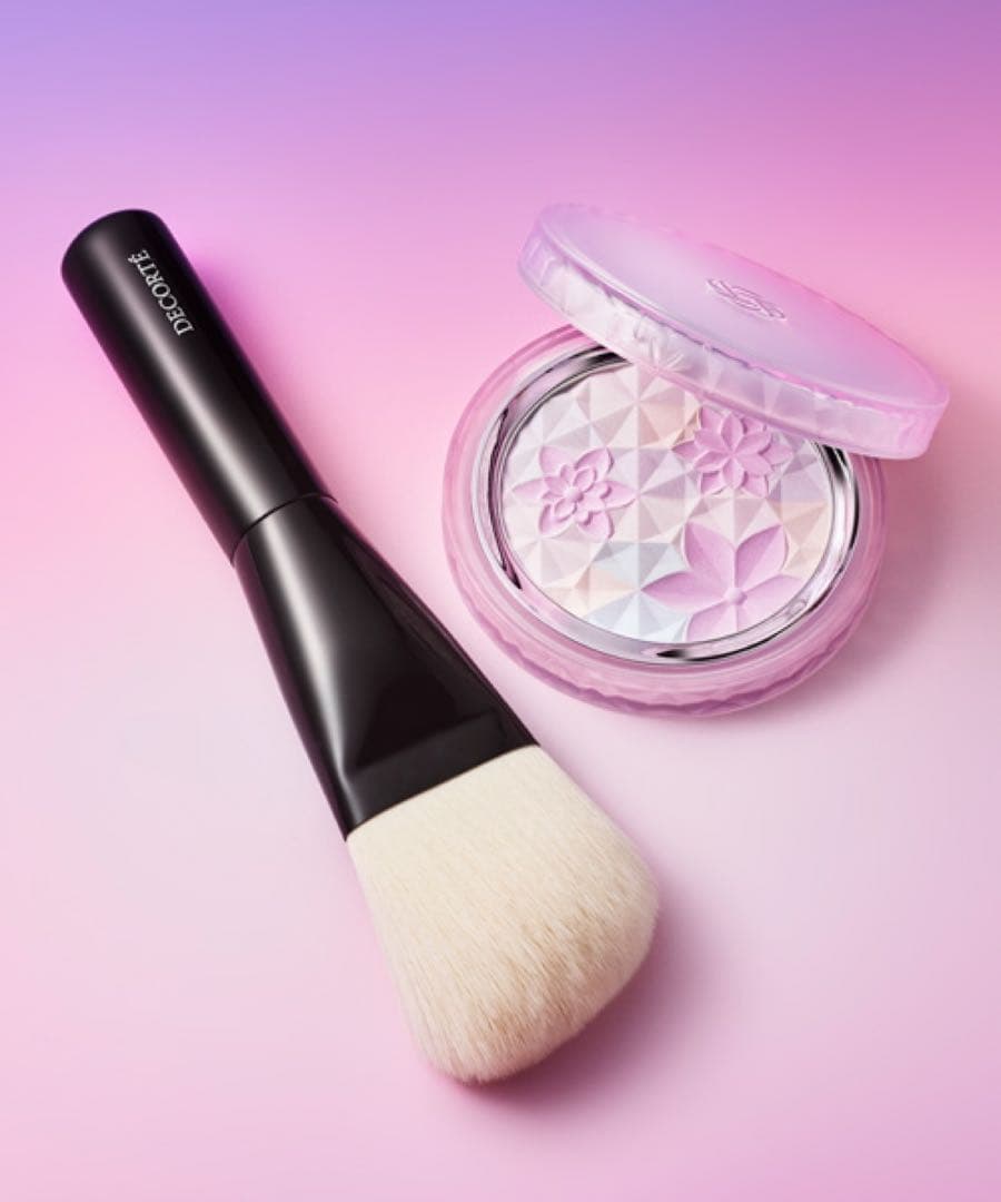 コスメデコルテ AQ オーラリフレクター 04限定ブラシ付き+限定ショッパー付き コスメデコルテ AQの名品パウダーから限定色が登場！ 透明感たっぷりの